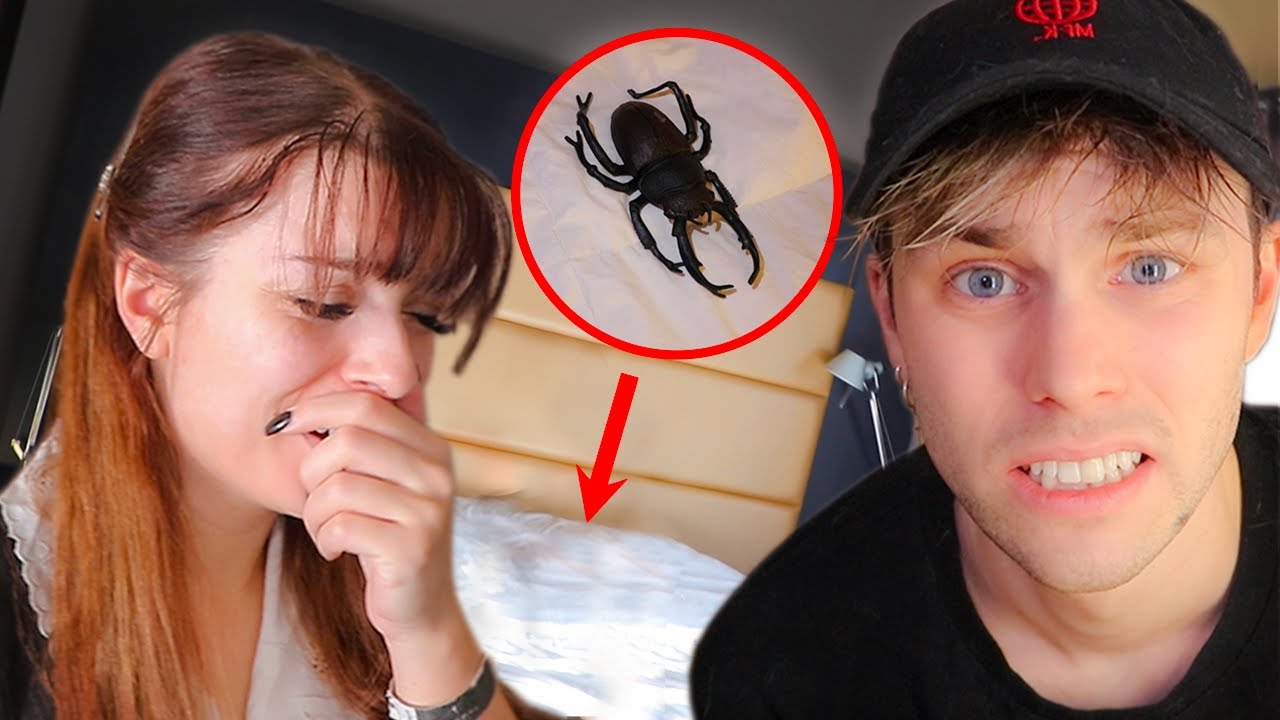 ELLE A TROUVÉ ÇA DANS SA CHAMBRE D'HOTEL !!