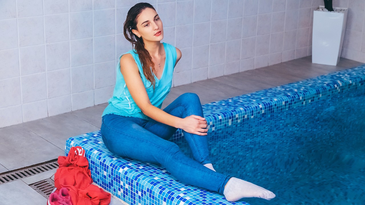 COOL, WETLOOK! BEAUTIFUL ALINA GENTLY GET WET IN SPORTSWEAR IN THE POOL [WETLOOKER ID: b41-alina1]