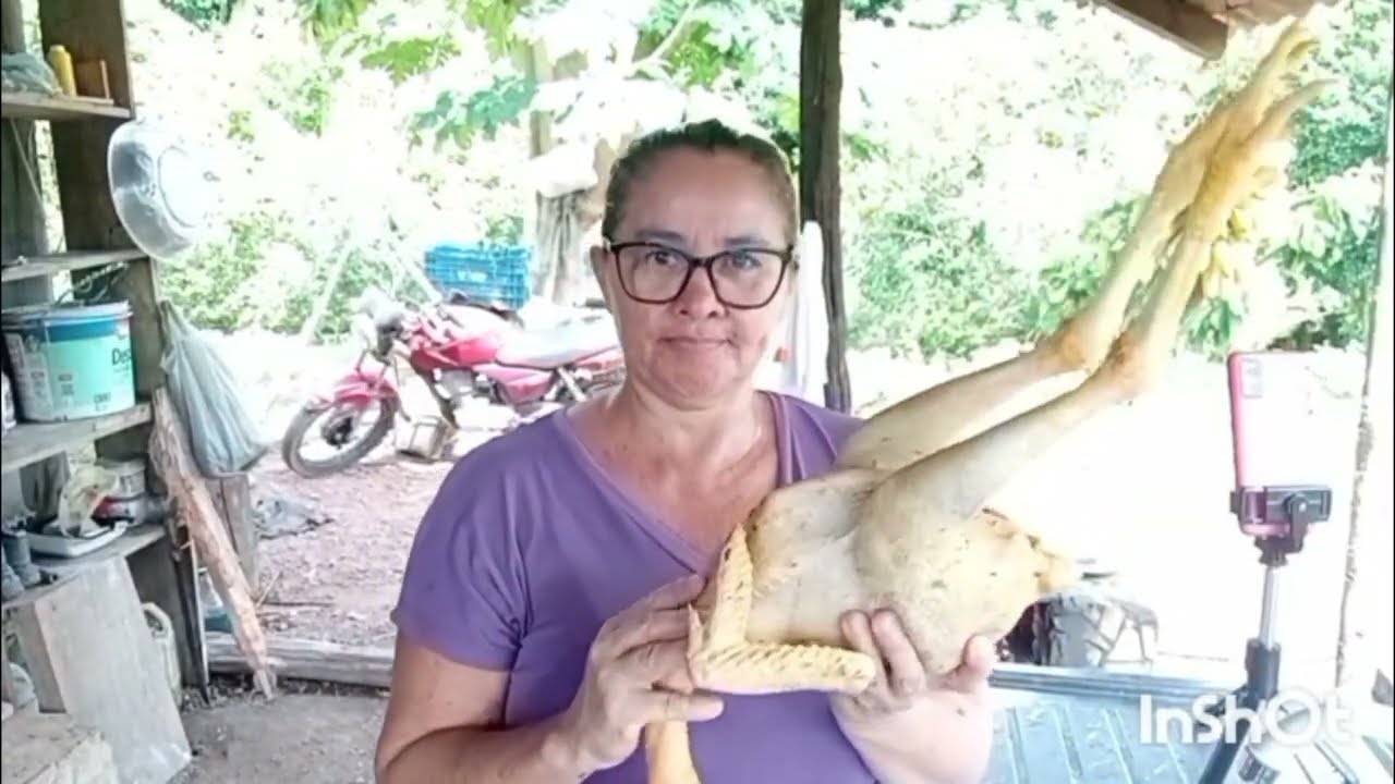 Nosso almoço aqui na roça frago caipira e poleta de milho verde    