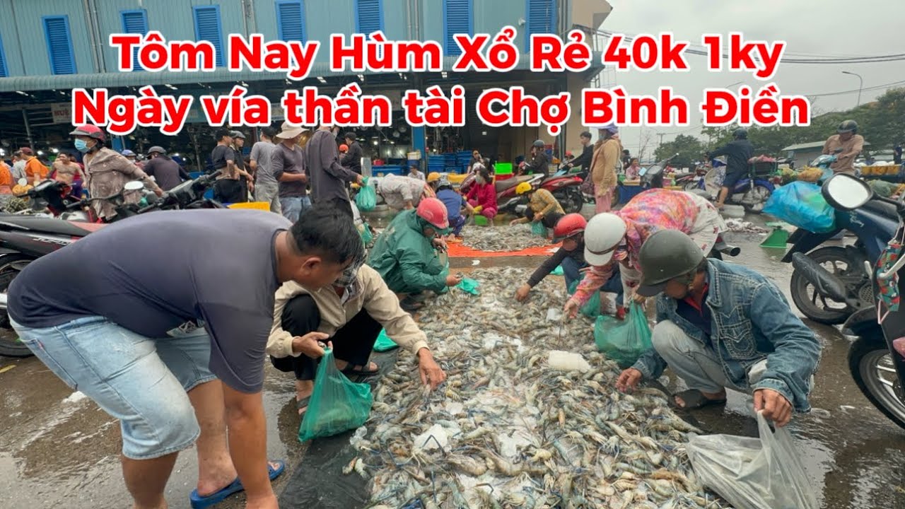 Tôm hùm xổ rẻ hàng tấn ở Chợ Bình Điền ngày vía thần tài hàng trăm người đi mua