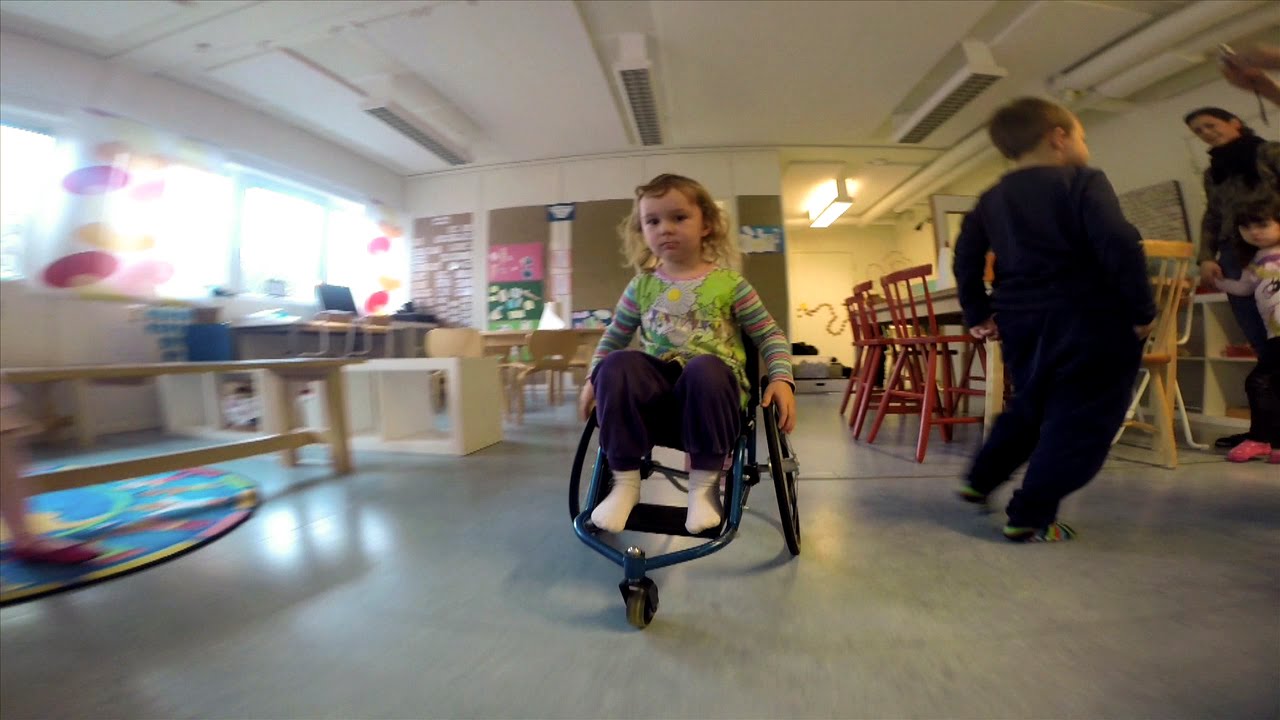 Förskolebarn testar rullstol