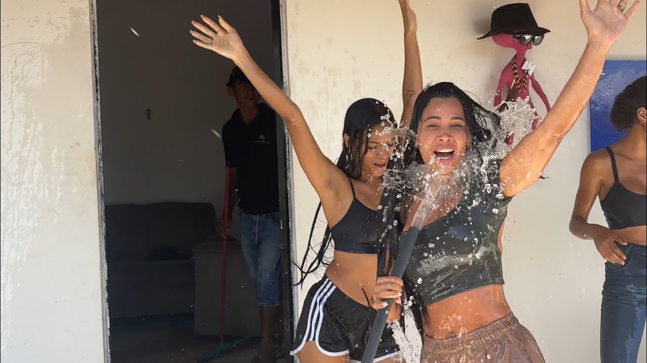 DAIANE E VANESSA TOMANDO BANHO DE MANGUEIRA (Adriano se deu mal) 