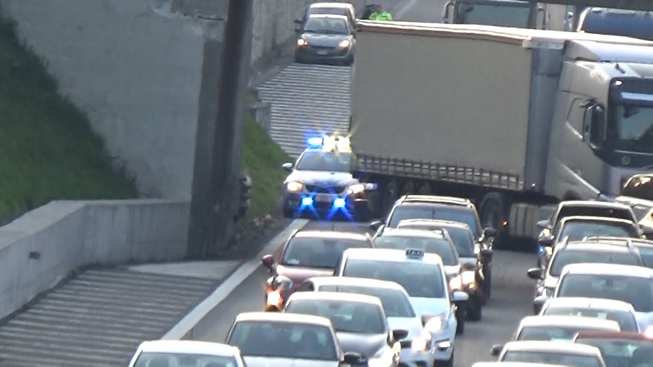 POLIZIA STRADALE BLOCCATA NEL TRAFFICO SCORTA CRI GALLARATE IN SIRENA+CARRO ATTREZZI IN SIRENA (A8)