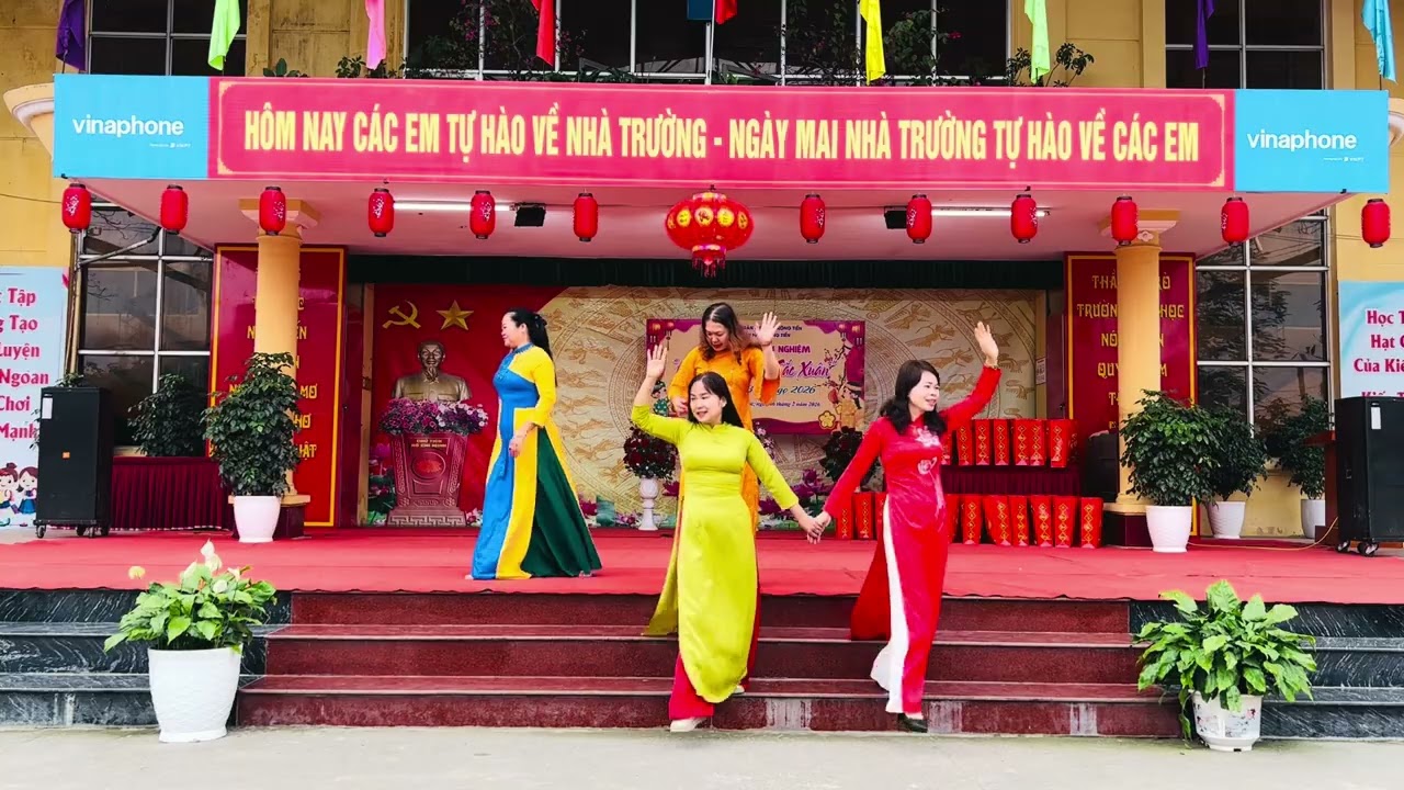 Trình diễn áo dài Tết của giáo viên Trường Tiểu học Nông Tiến