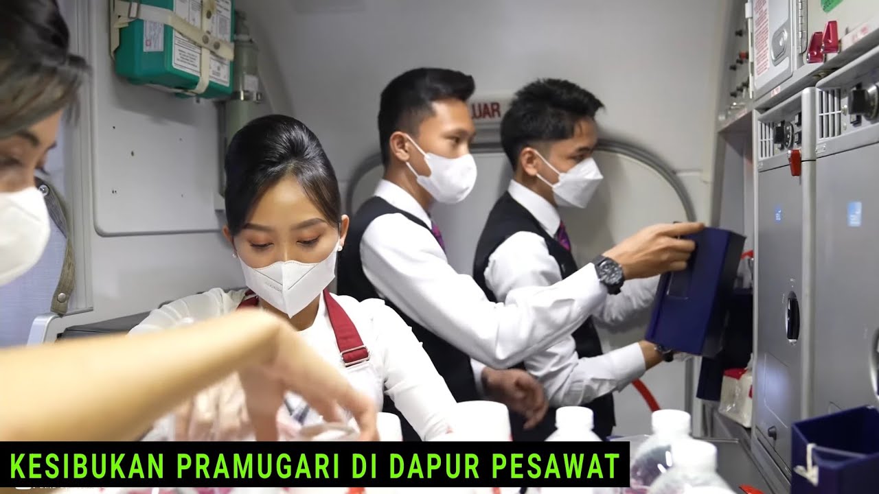 Intip Kesibukan Pramugari dan Pramugara Batik Air dalam Pesawat saat Membagikan Menu makan Penumpang