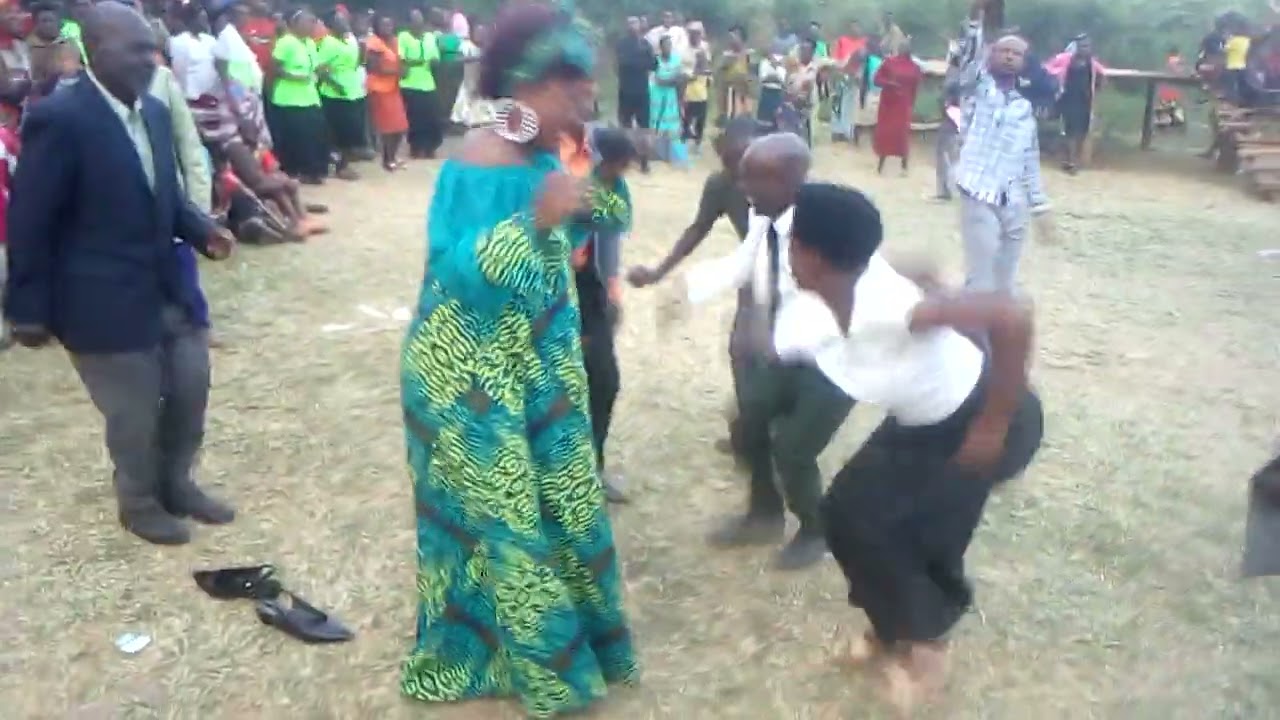 Lady Sarah Dancing with Pastor Osbert Ayebembera: TINDIJE KUGUMA NKOKUNDI