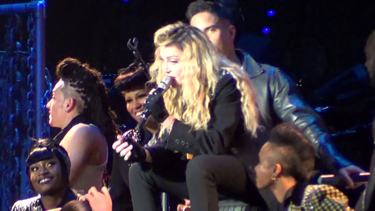 MADONNA live Torino #RebelHeartTour - 22/11/2015 - canta e parla in italiano