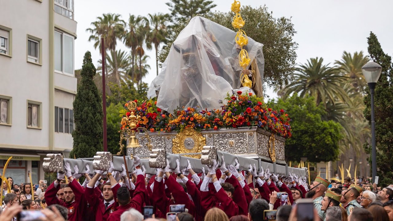 Un Domingo de Ramos embarrado por el mal tiempo