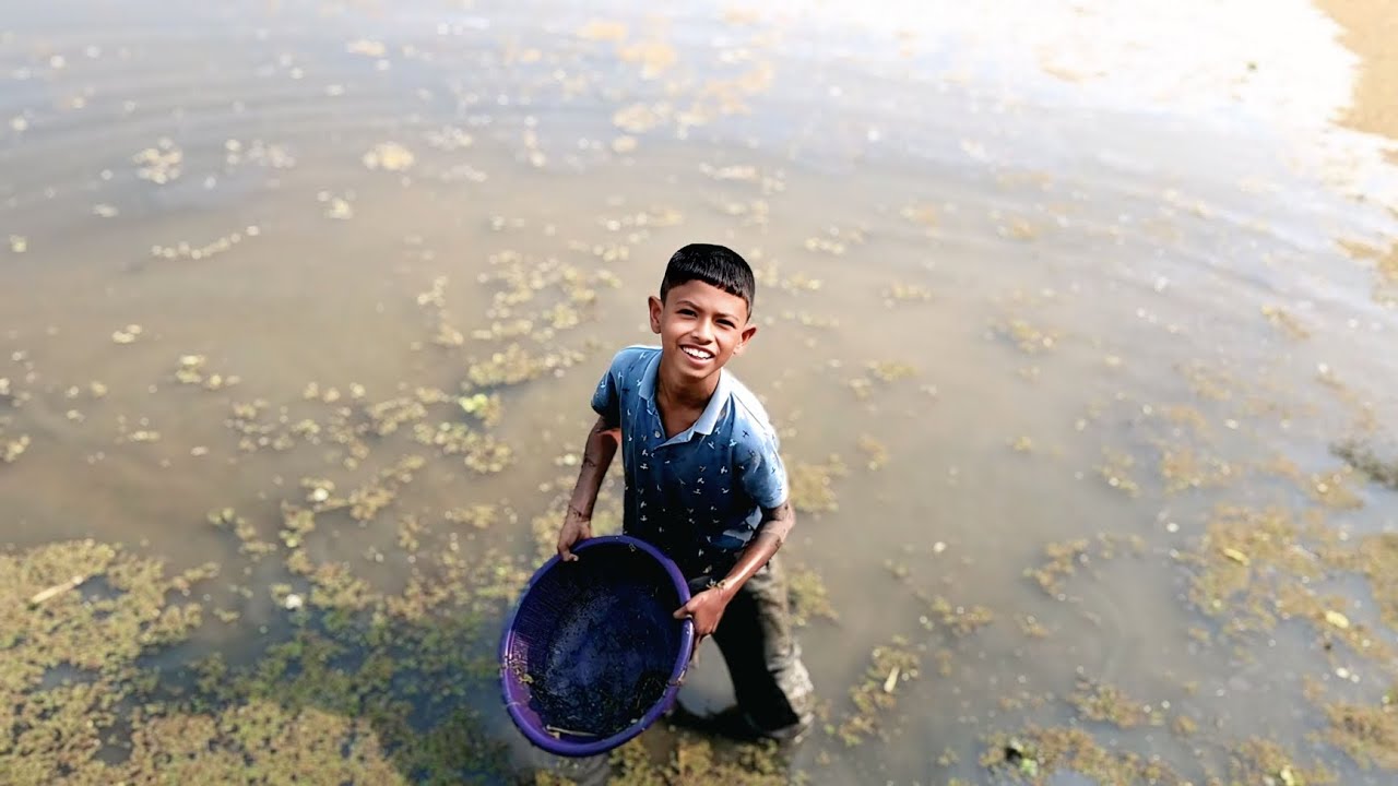 গ্রামের ছোট শিশুটি পানা পুকুরে মাছ ধরছে | Nature l @natured8b 
