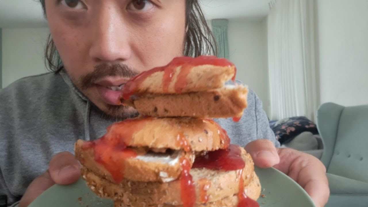ASMR EATING SOUNDS - PEANUT BUTTER JELLY SANDWICH