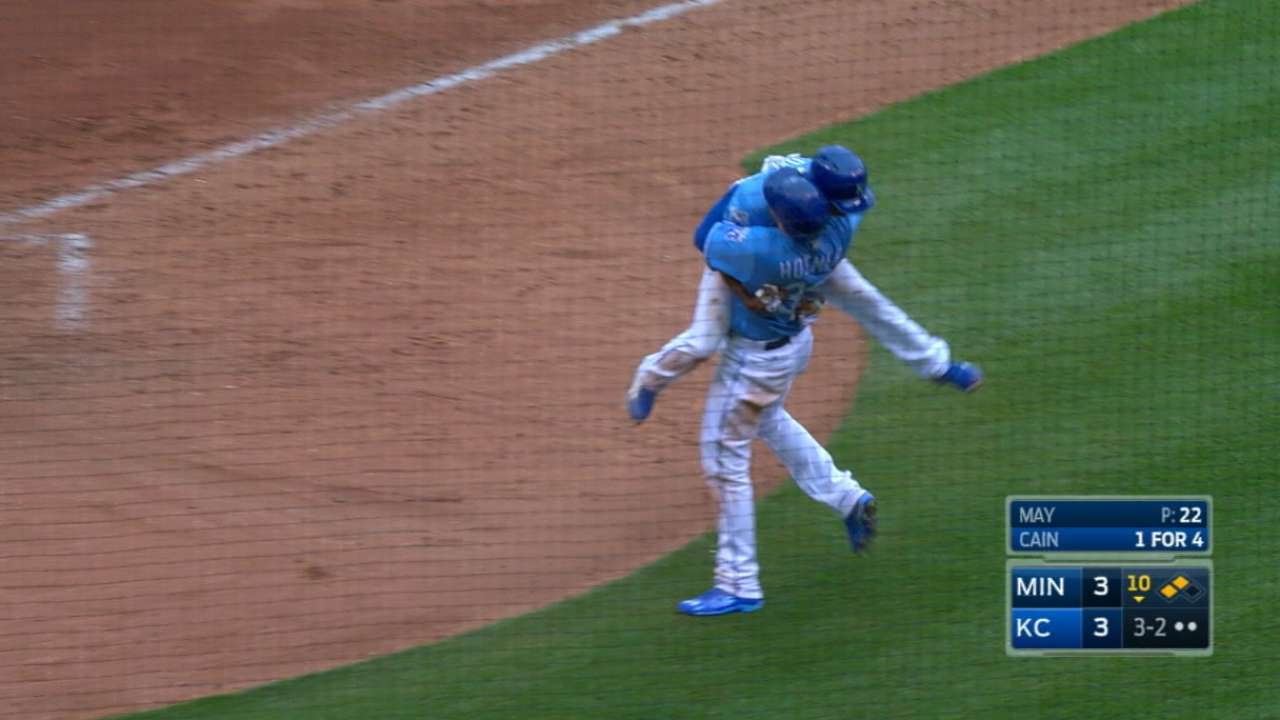 Gore scores game-winning run on wild pitch