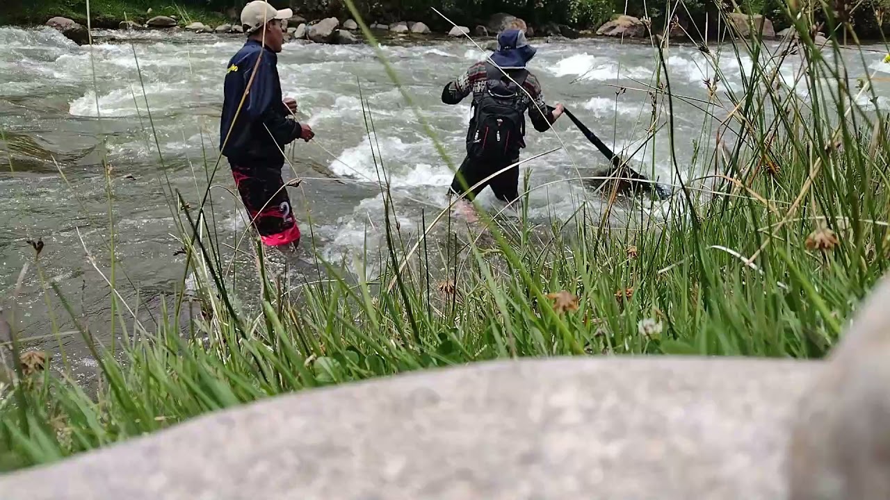 Pescando en el rio Vilcanota SICUANI