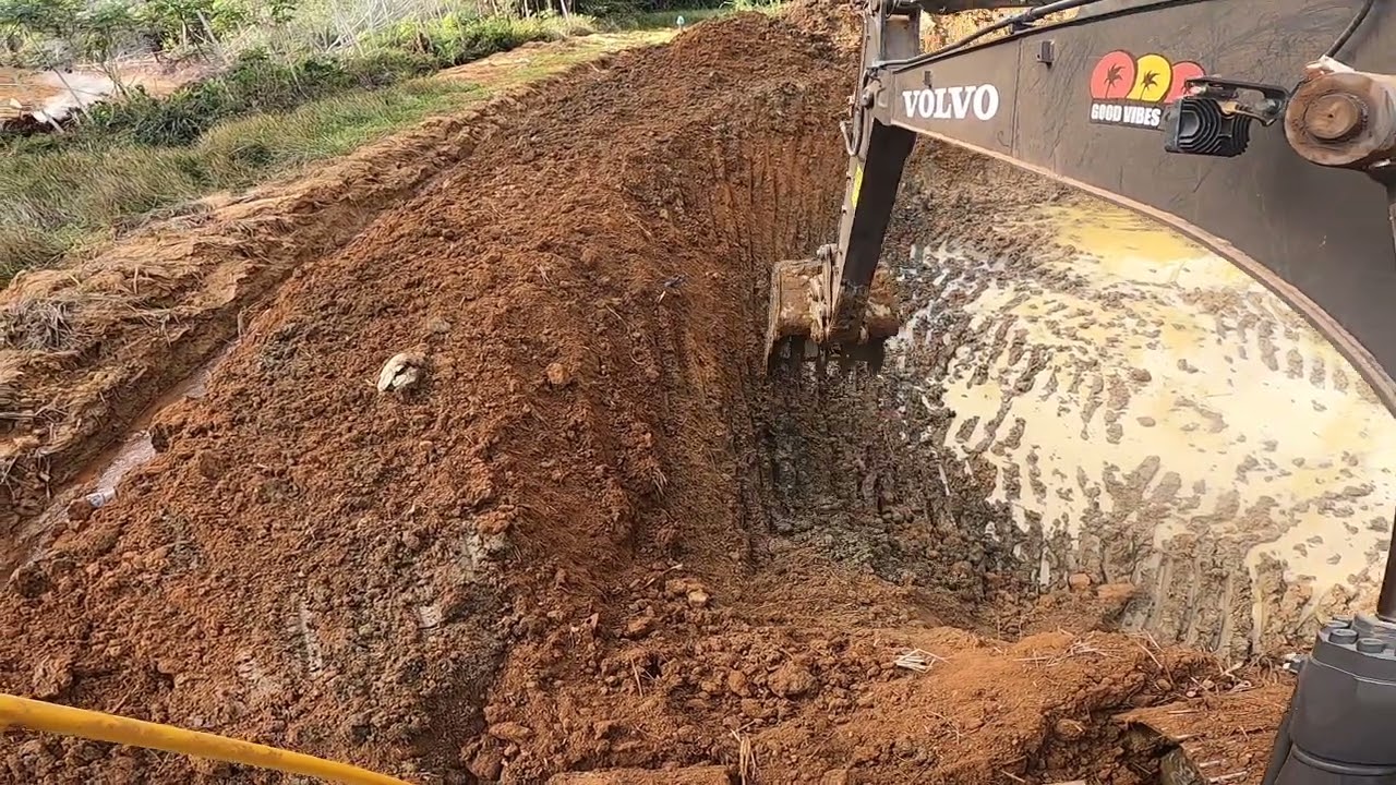 escavadeira volvo 140..escavando poço visão externa da máquina. 😁