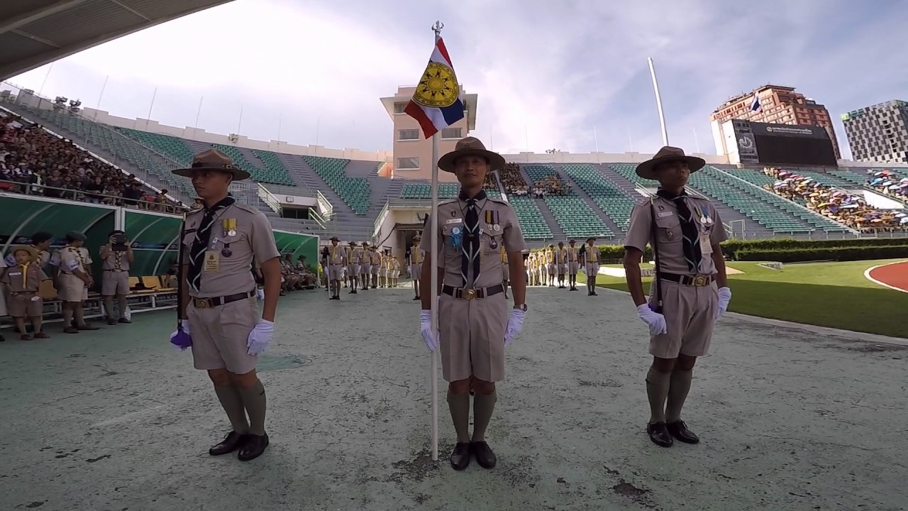 การเชิญธงคณะลูกเสือแห่งชาติ จากที่พักธง ไปส่งมอบหมู่เชิญธงในขบวนสวนสนาม