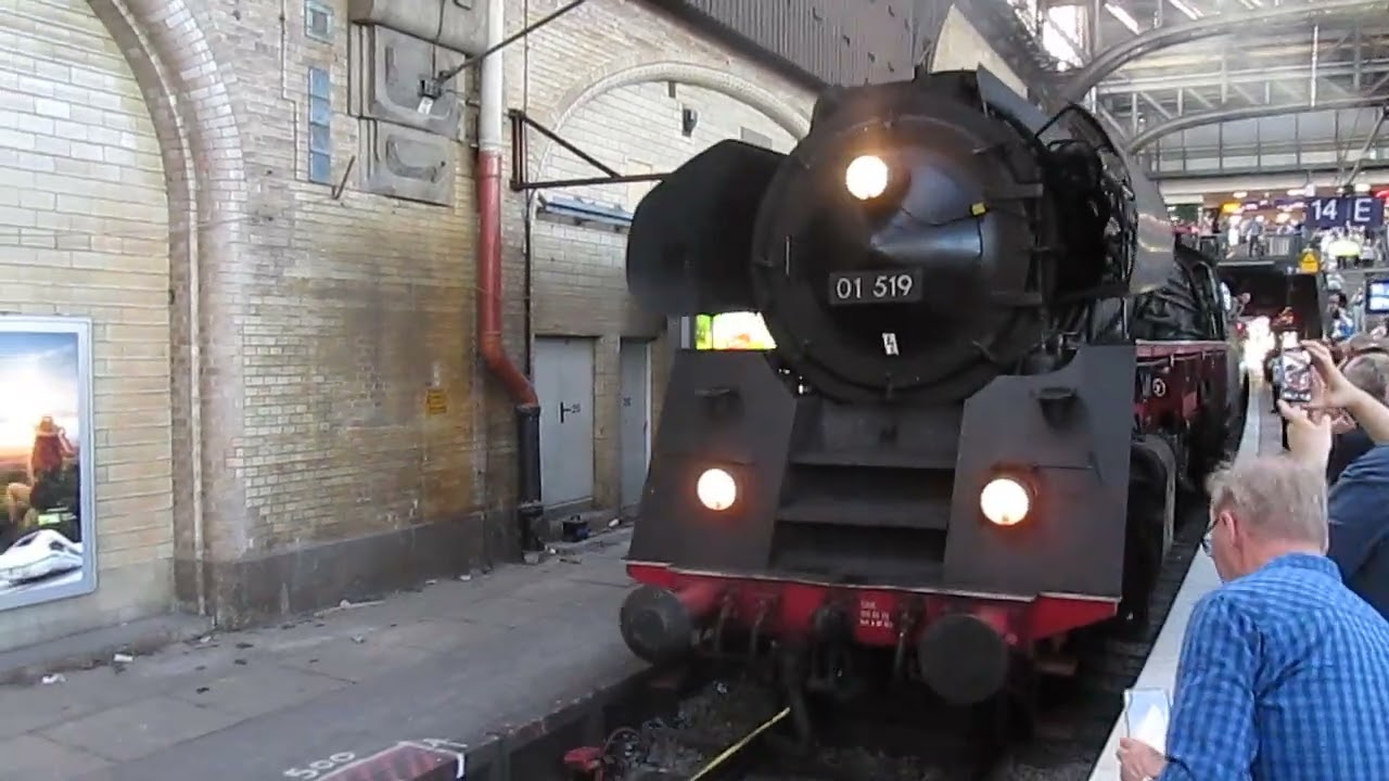 Einfahrt Dampflok 01 519 in Hamburg Hbf