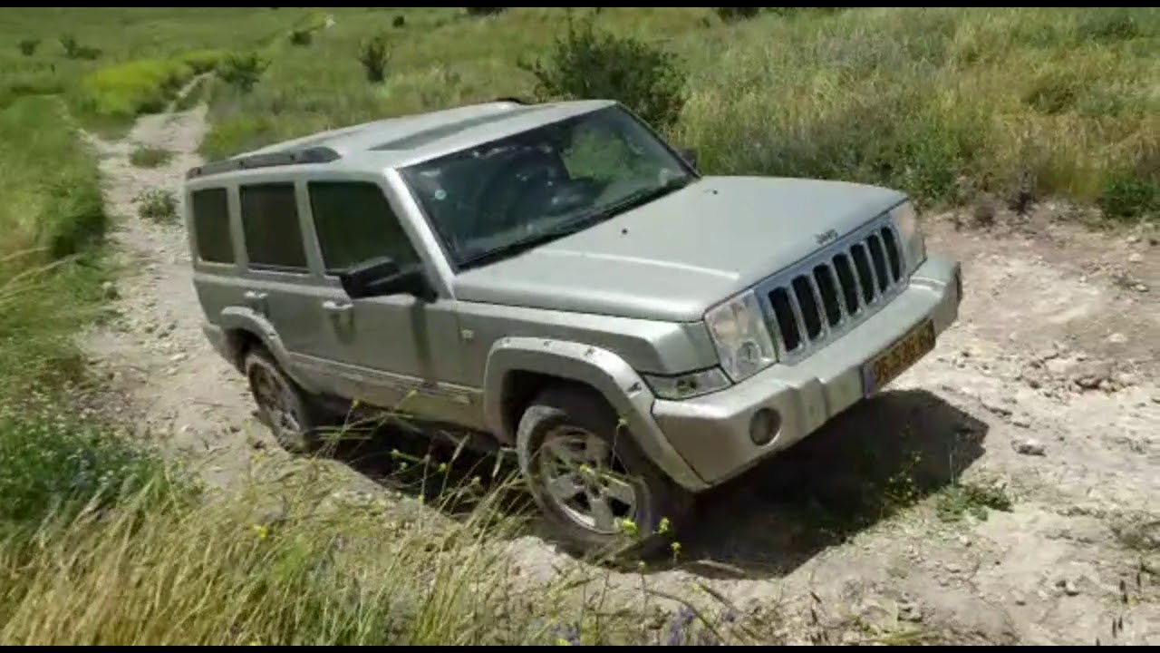 jeep commander offroad  vs не  плохо сражается с бездорожьем .