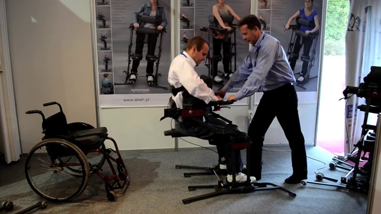 Bipedestador. Parapléjico levanta de una silla de ruedas