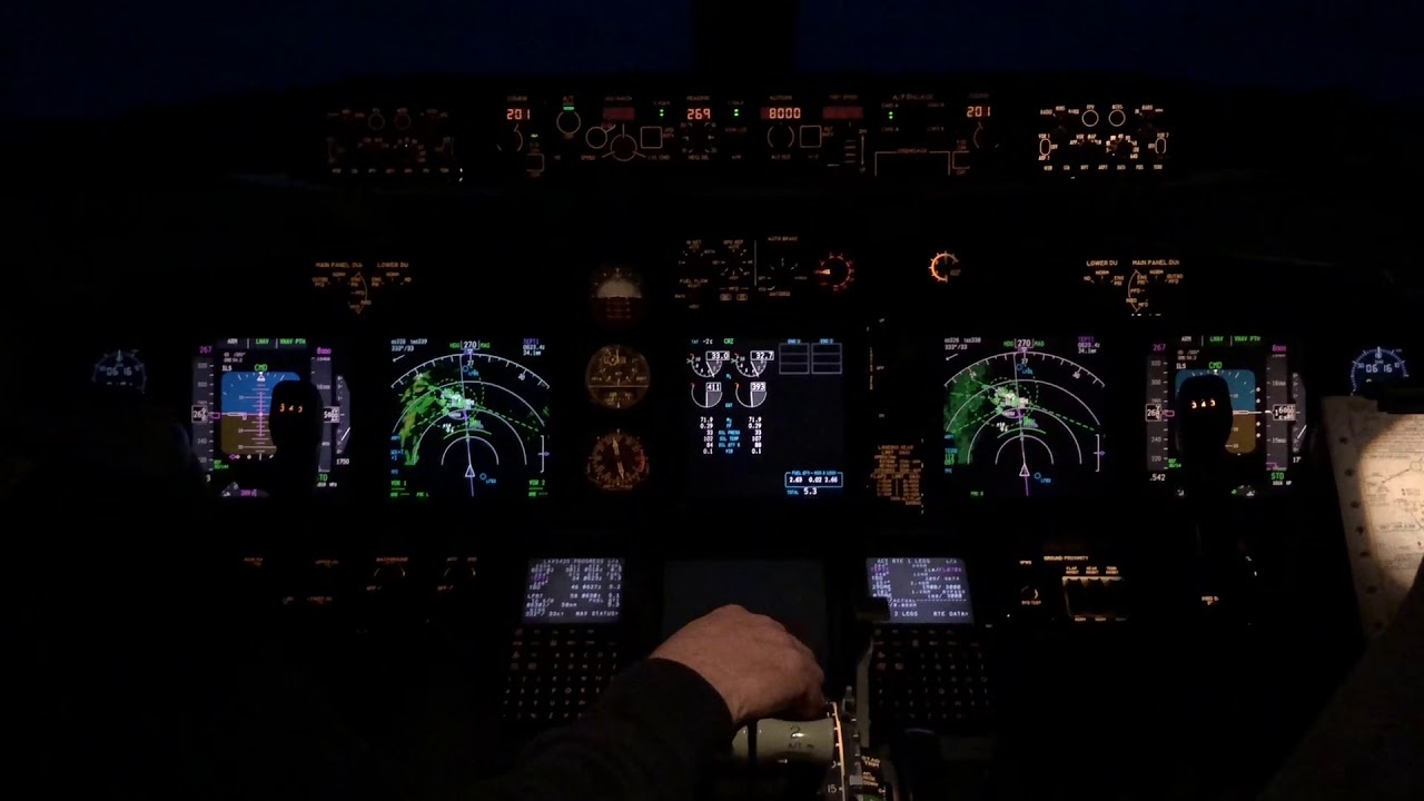 Cockpit View pilot's eye : Albastar 737-800 cockpit landing at Lourdes Tarbes - Atterraggio cabina