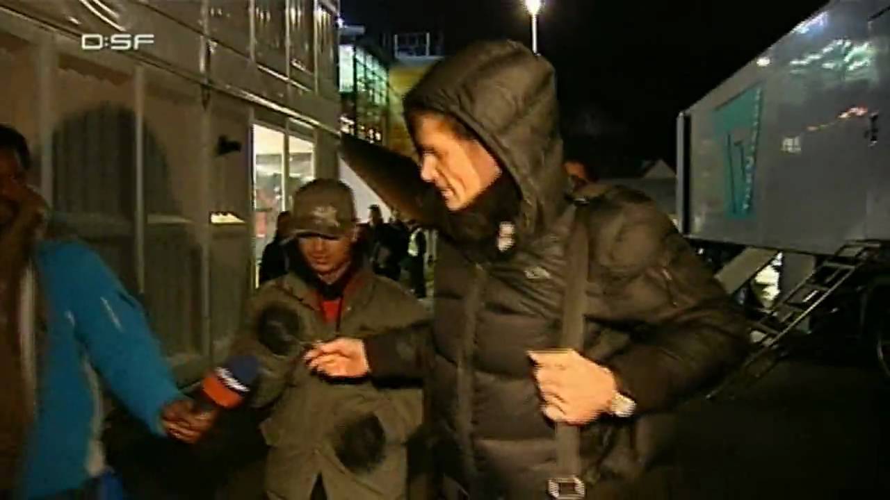 Jens Lehmann klaut einem Fan die Brille