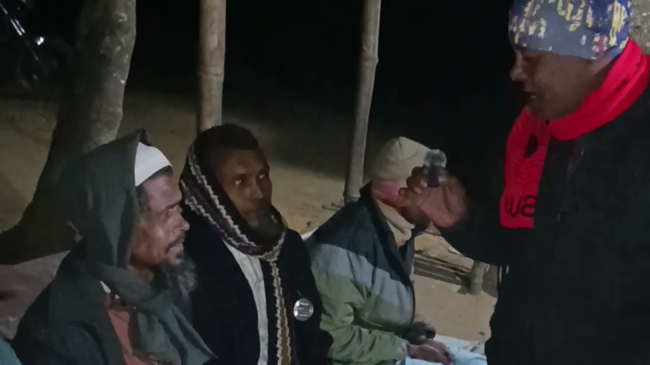 গ্রামের মানুষ গুলি গ্রামের দোকানে অনেক শীত