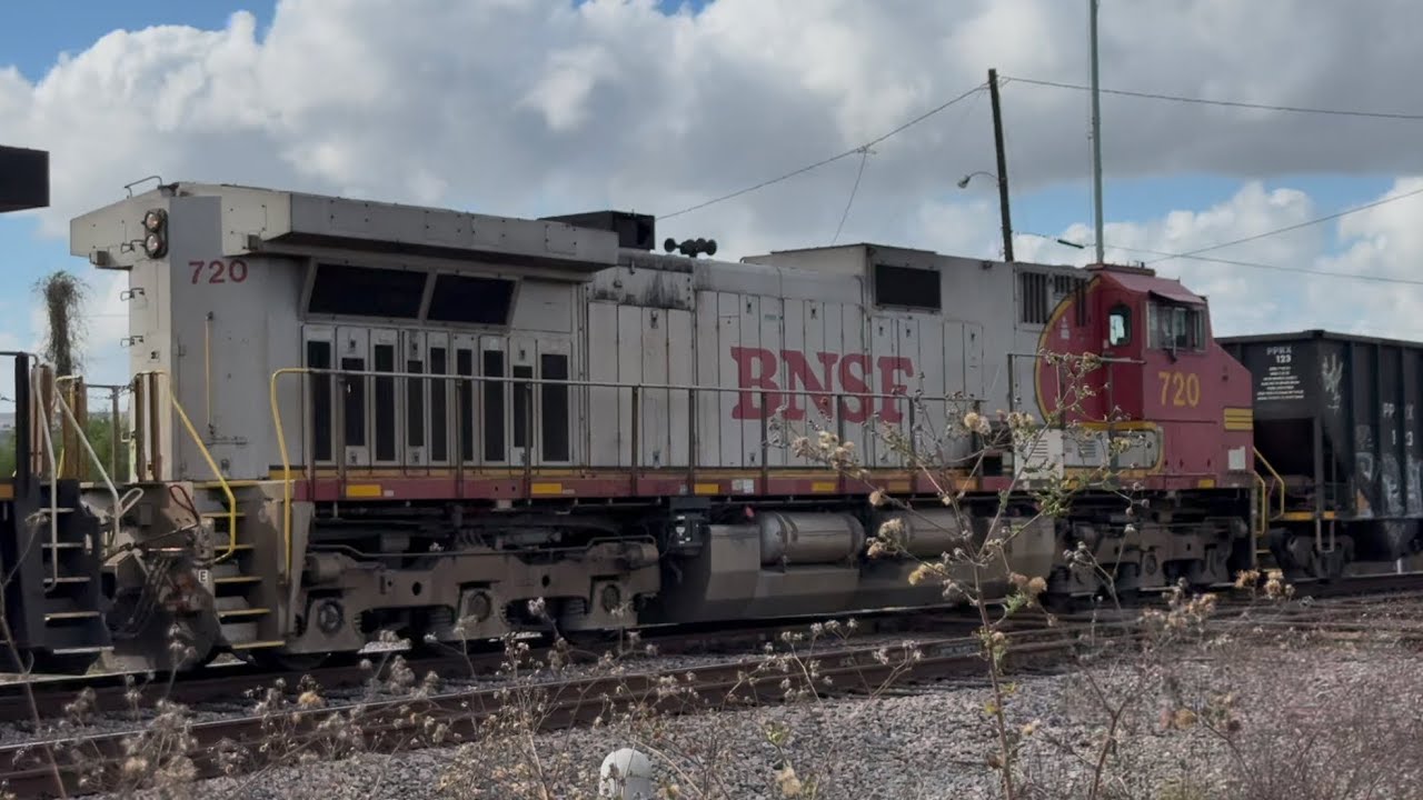 BNSF warbonnet! BNSF 6932 leading empty wagon cars | Houston, TX | West Street |