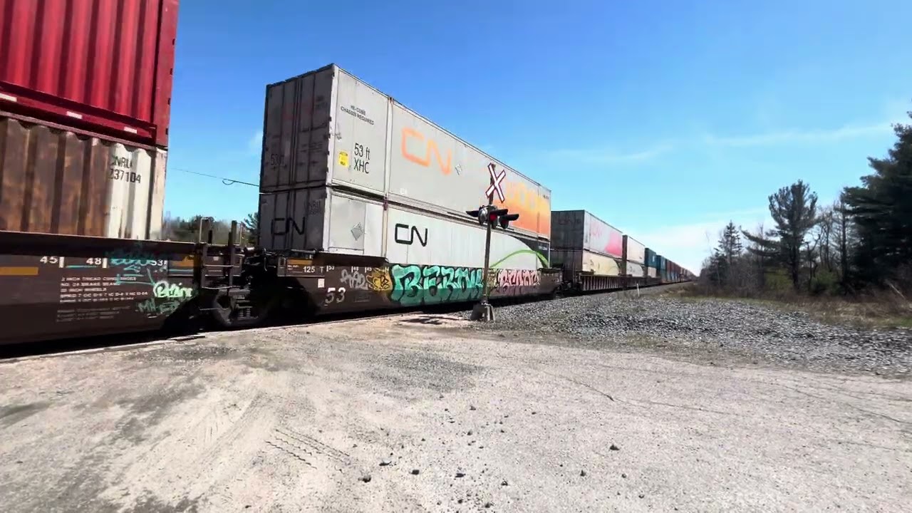 CP mainline double CN￼ locomotive (95 cars) 50-80kmh