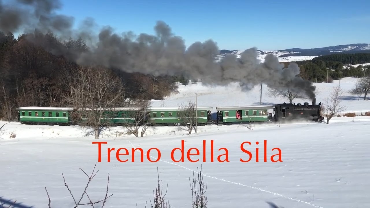 Tra i boschi innevati del Parco Nazionale della Sila il Treno storico di Ferrovie della Calabria