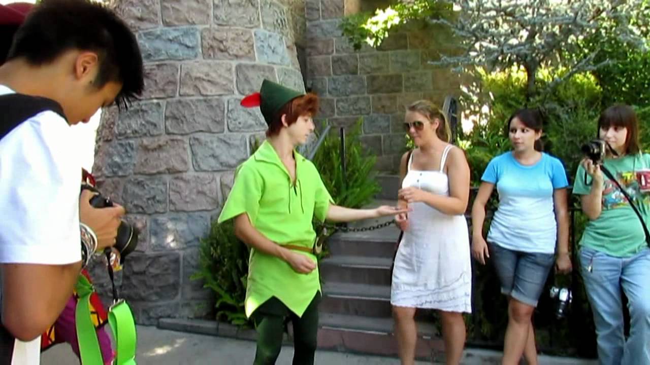 Disneyland Magical Moment with Peter Pan (Spieling Peter) and Captain Hook at the Wishing Well