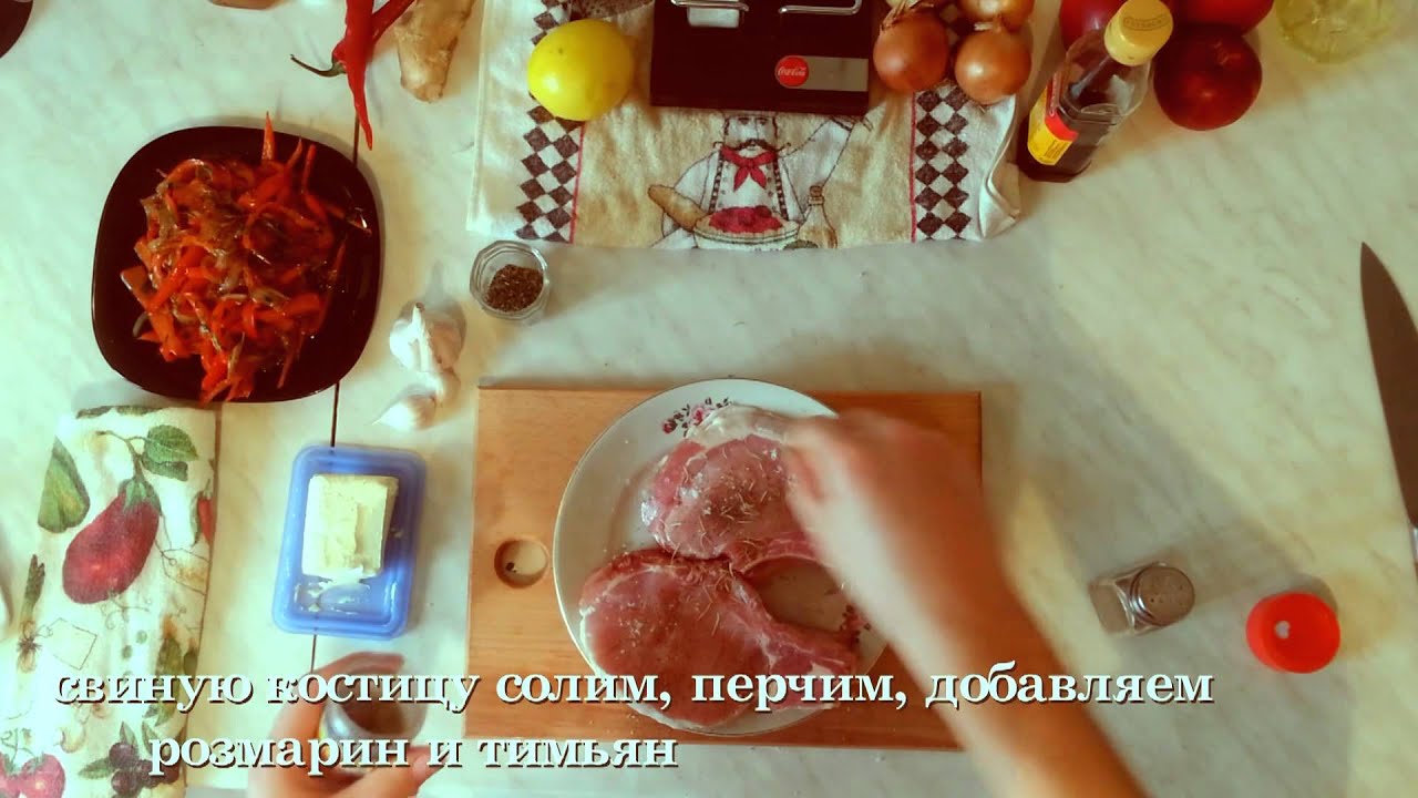 Жареная свиная костица с кисло-сладким перцем.
