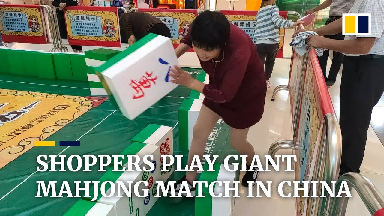 Shoppers play giant mahjong match in China