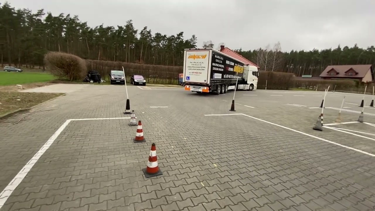Prawo jazdy kat C+E ciągnikiem siodłowym. Parkowanie prostopadłe - wjazd tylem, wyjazd przodem