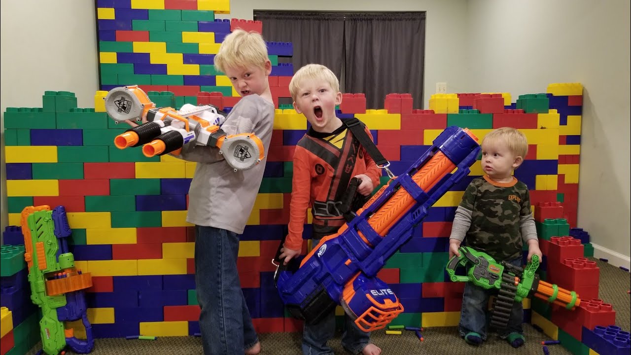LEGO FORT Nerf War!!! 400 фунтов Lego, 60 пушек и 4000 стрел Nerf
