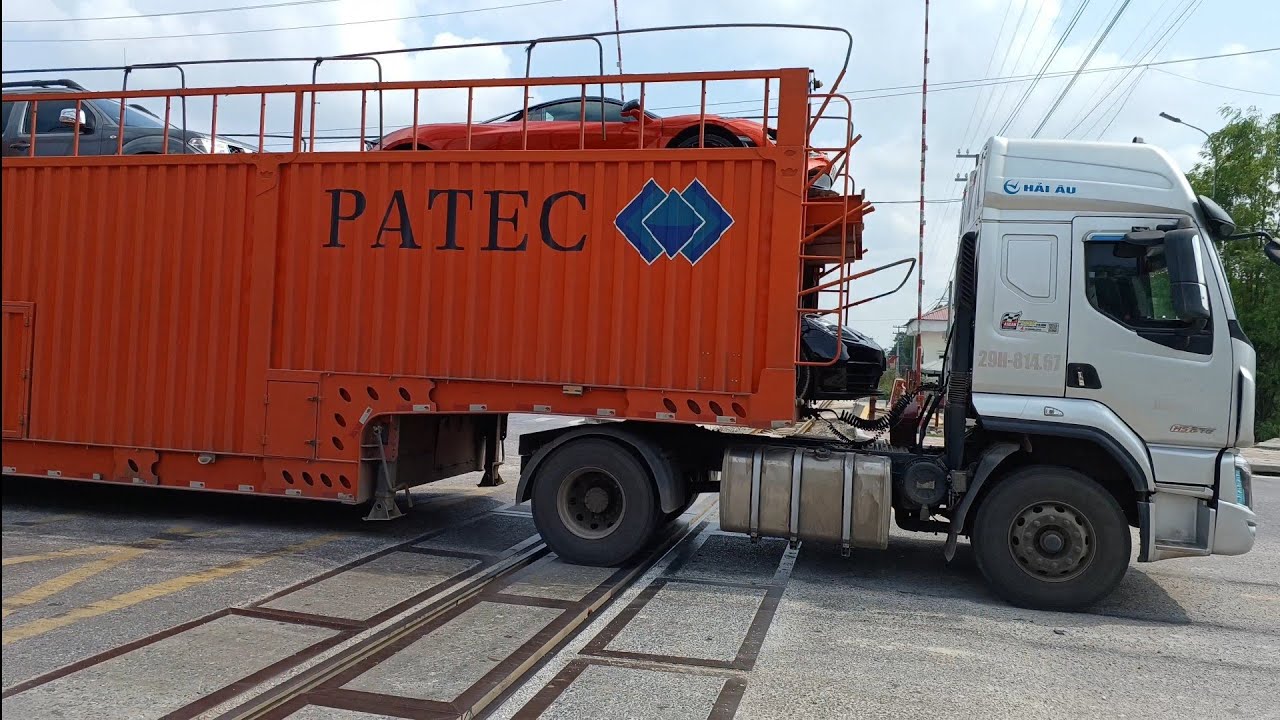 4K TRUCK CONTAINER CROSSING | Xe container, xe đầu kéo, xe ben, xe bồn qua đường ngang