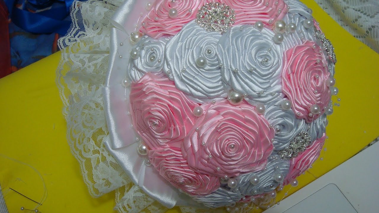 BUQUÊ DE NOIVA LINDO DE ROSAS QUADRADAS DE FITA DE CETIM 
