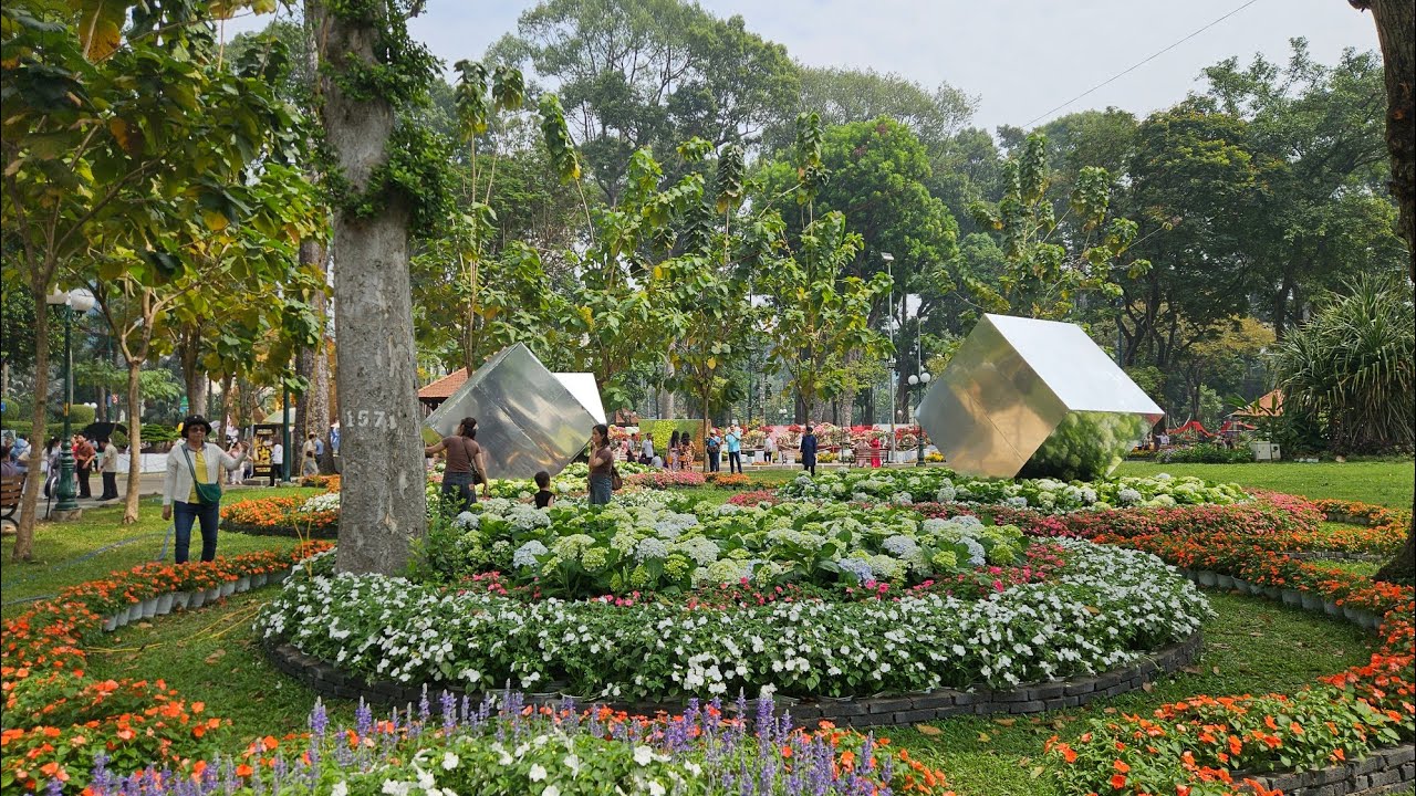 A small walk in Ho Chi Minh just before the New Year Tết