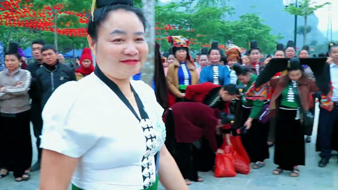 Cảnh quay các bà con đi xem giao lưu văn nghệ tại công viên thuận châu 