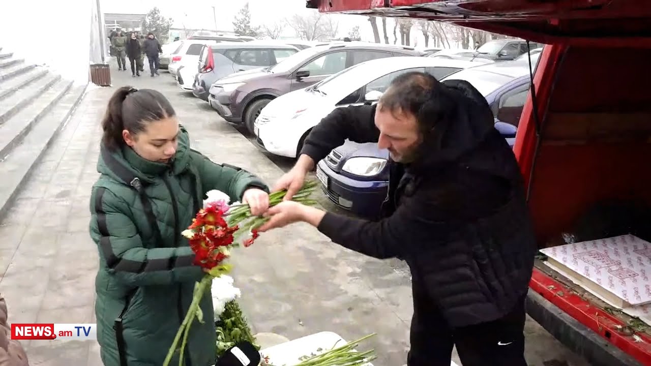 44-օրյա պատերազմում զոհվածի հարազատը անվճար ծաղիկներ է բաժանում Եռաբլուրում