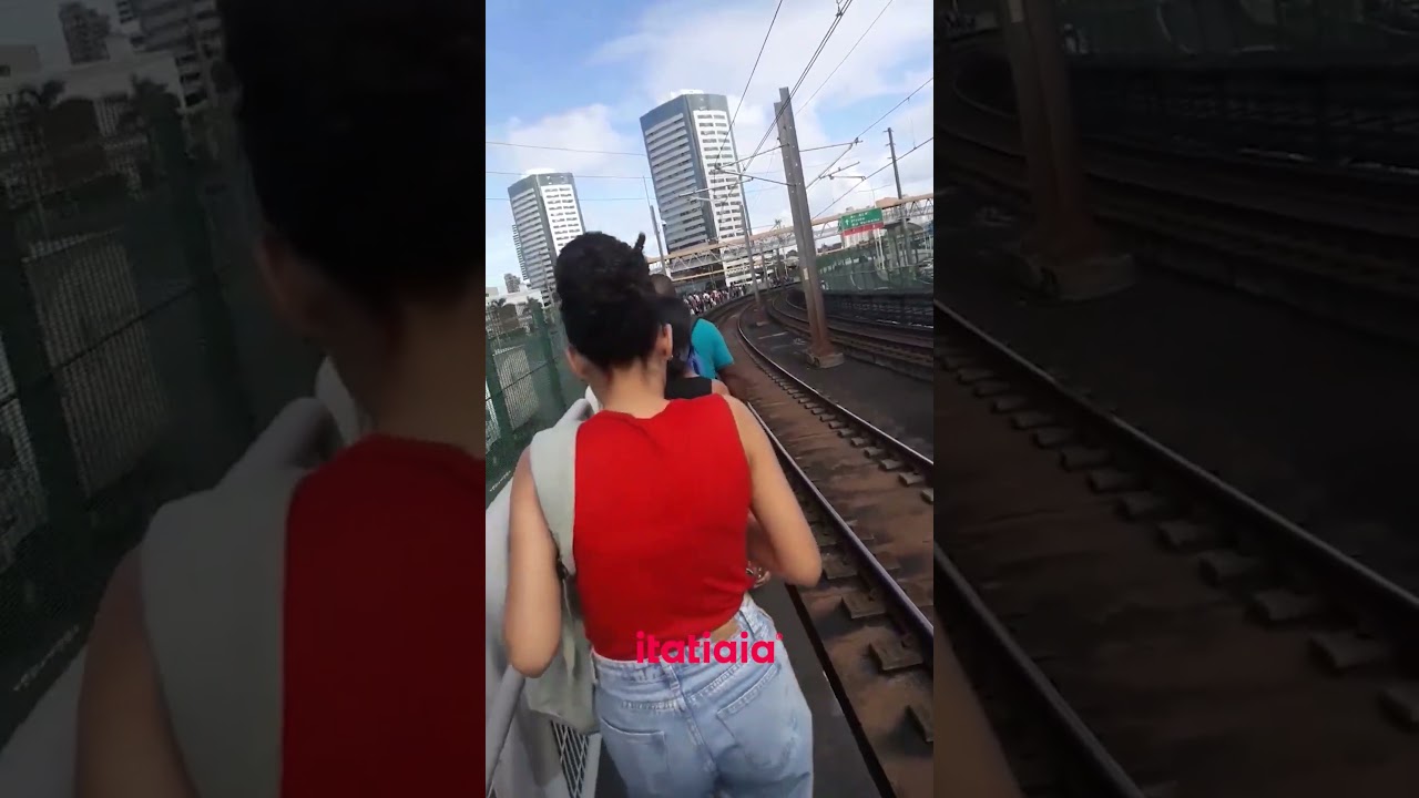APAGÃO NACIONAL FAZ COM QUE PESSOAS ANDEM SOBRE TRILHOS DO METRÔ DE SALVADOR