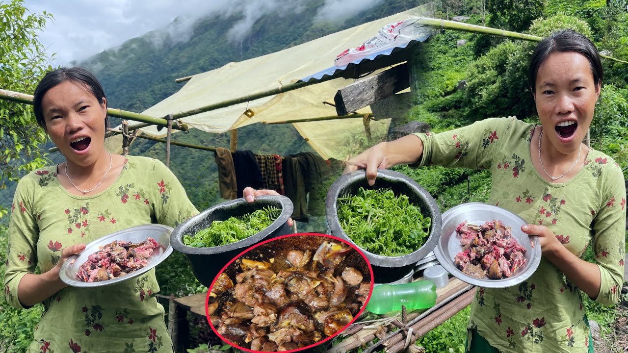 Niuro Hunting in Jungle ! Niuro and Chicken Local Style Cooking & Eating !