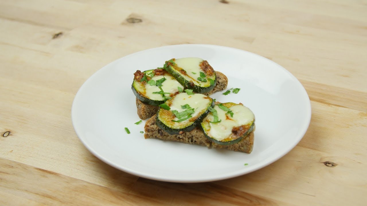 Cukety na plechu česnekem, chilli a oreganem je jednoduch&aacute; a rychl&aacute; večeře