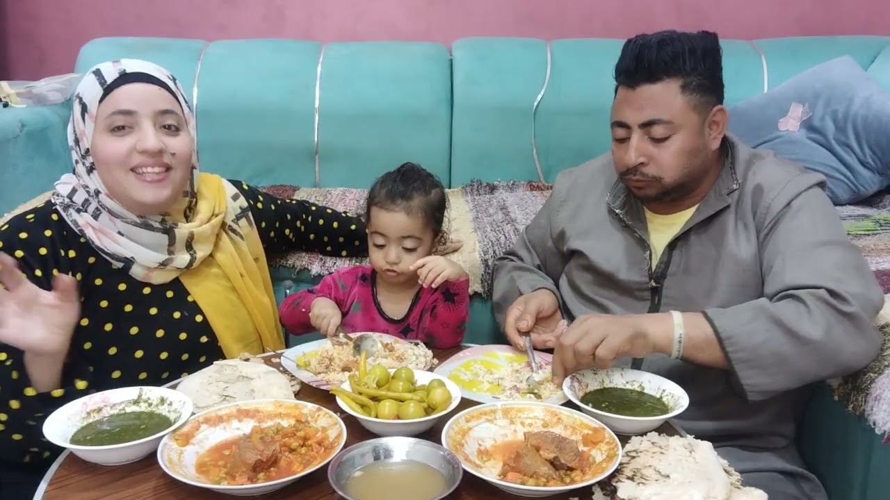 تحدي اكل الطبيخ المصري بسله باللحمه الملوخيه خضراء ورز بالشعريه  حكيت كل اللي في قلبي😅