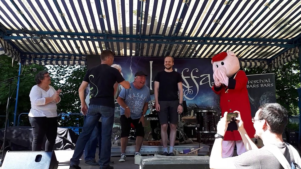 Cri du cochon &agrave; la foire aux pieds de cochon de Sainte M&eacute;n&eacute;hould