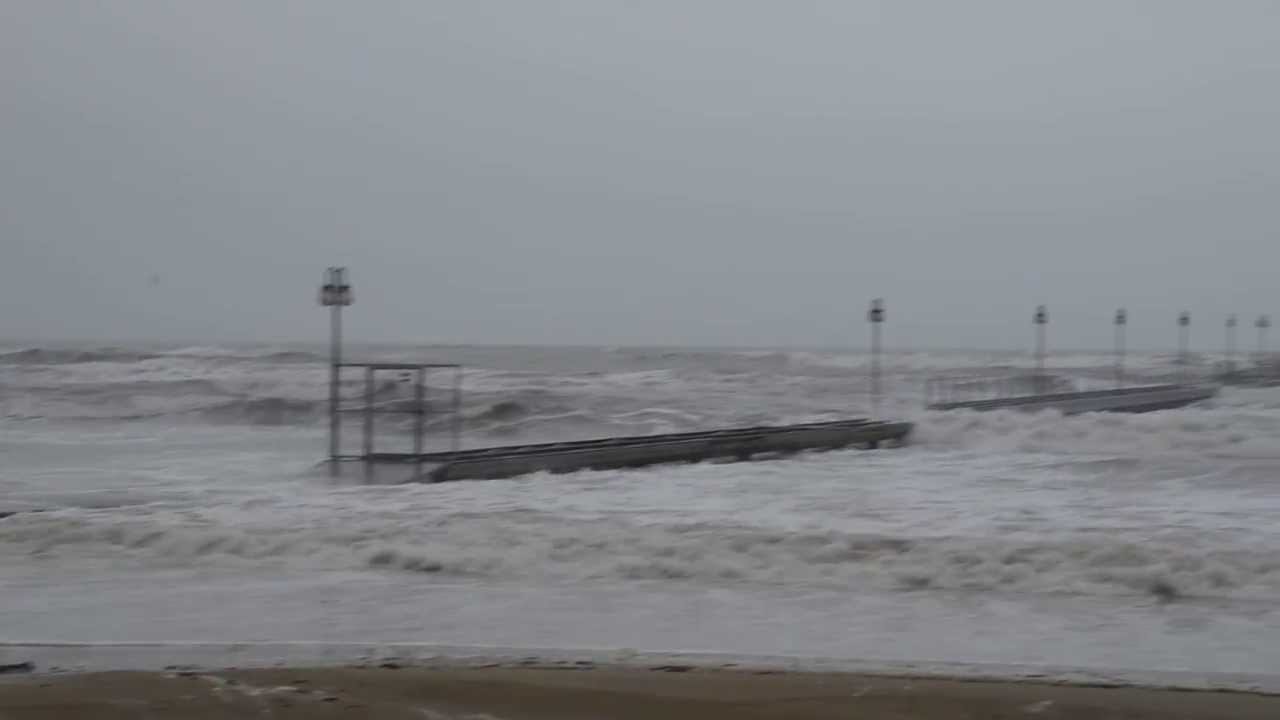 Lignano Pineta, mareggiata di febbraio 2014. Le onde passano sopra il pontile di Pineta