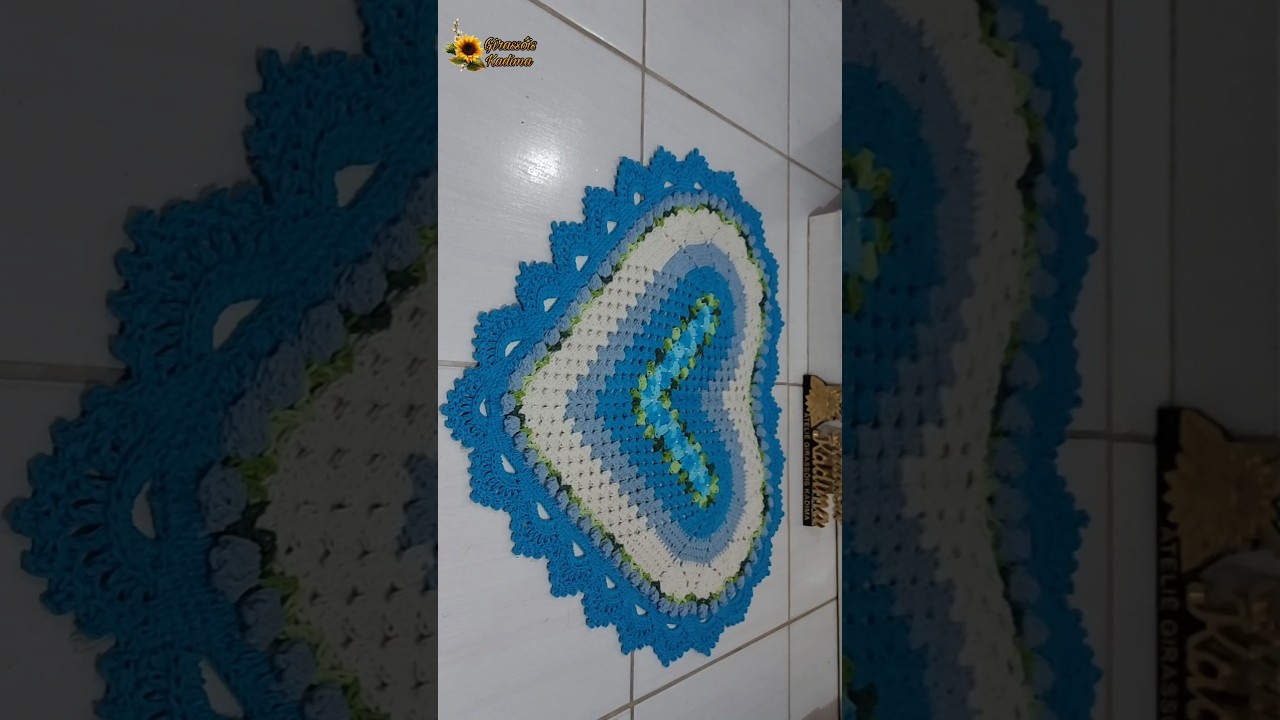 TAPETE DE CROCH&Ecirc; ESPIRAL CORA&Ccedil;&Atilde;O ALICE  NAS CORES AZUL DAN&Uacute;BIO AZUL BEBE E CRU