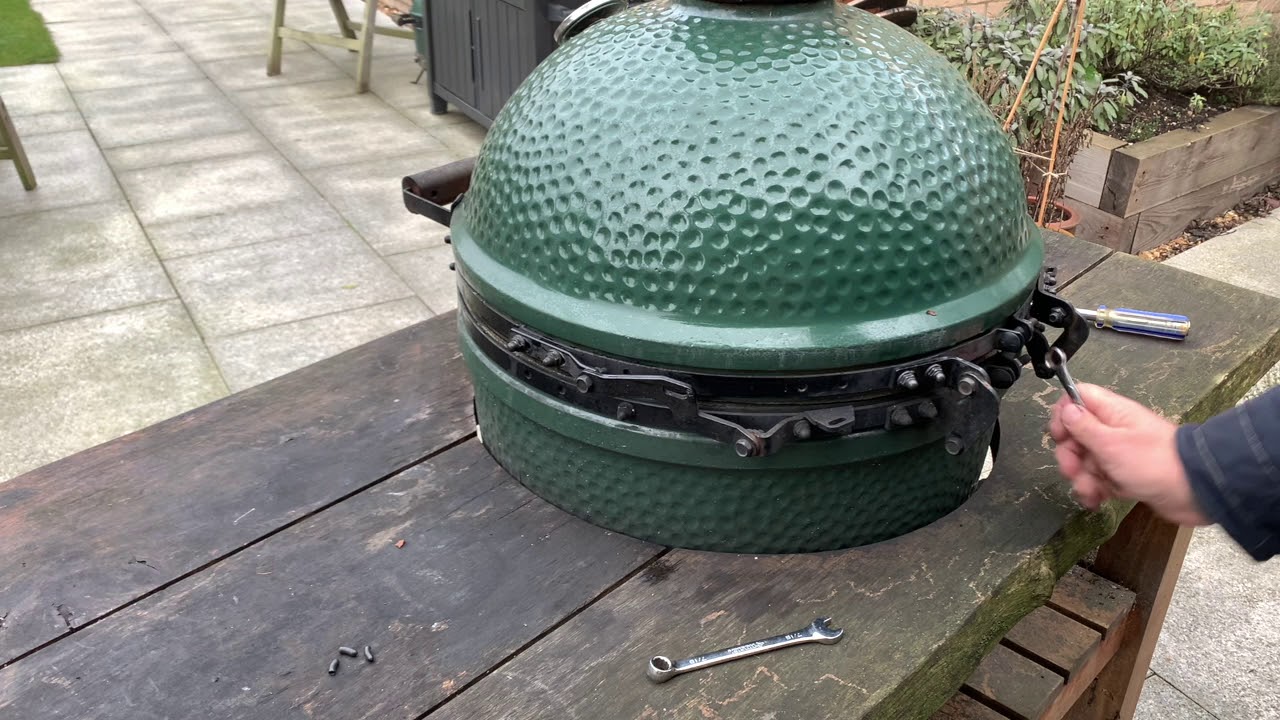 Correcting alignment, gaps and damaged gaskets on your Big Green Egg with the new Quadralink bands