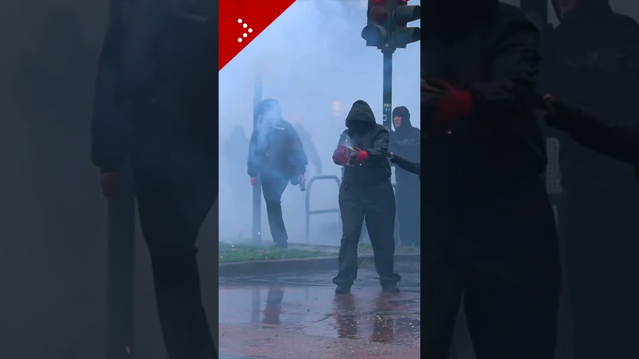 Corteo contro sgombero Askatasuna, guerriglia tra antagonisti e polizia in corso Regina Margherita