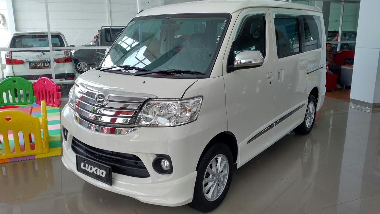 In Depth Tour Daihatsu Luxio X M/T Facelift - Indonesia
