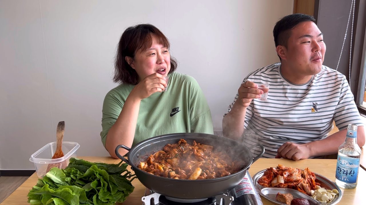 제주도 동문시장 한치, 흑돼지 장봐서 한치두루치기 해먹기 (ft.소주) | Jeju Island (Spicy Squid and Pork Stir-fry, Soju) Mukbang