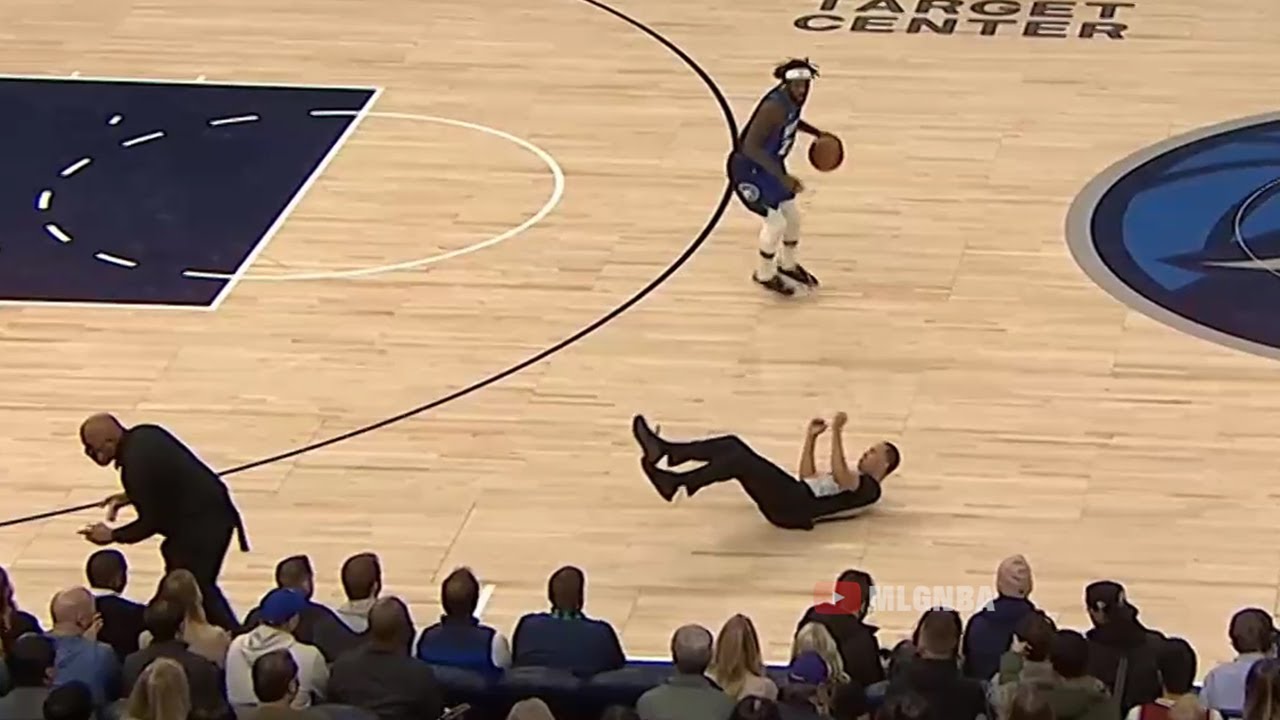 Pat Bev helping the ref get up so that he doesn't call a tech on him later in the game 🤭