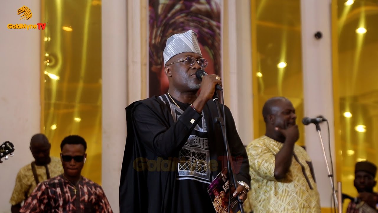 FUJI MAESTRO ADEWALE AYUBA CHURNS OUT EXHILIRATING PERFORMANCE ON STAGE